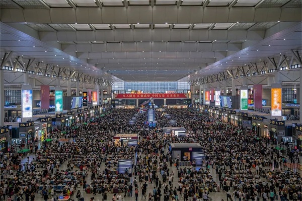 穩(wěn)居春運(yùn)高鐵機(jī)場黃金C位，四季沐歌空氣能溫暖回家路_空氣能熱泵供暖技術(shù)成熟嗎