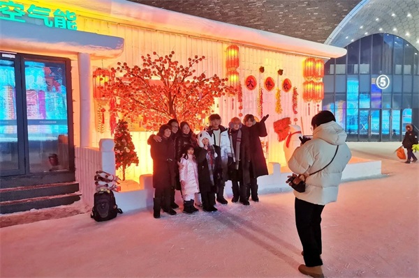 跨年你是怎么過(guò)的？四季沐歌在哈爾濱冰雪大世界空氣能體驗(yàn)館溫暖迎新年！_空氣能采暖一天多少錢