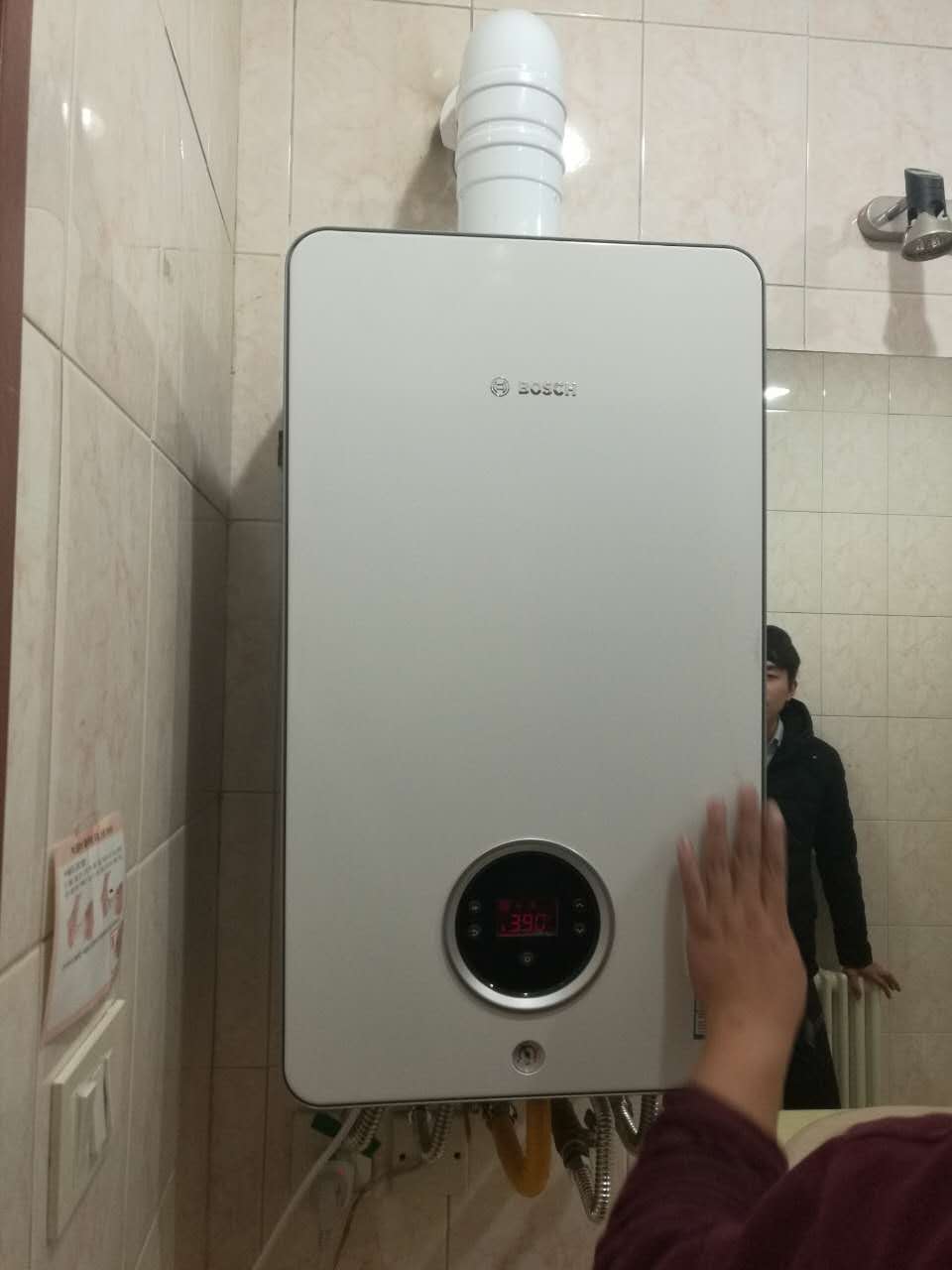博世壁掛爐搭配地暖，采暖、生活熱水一機(jī)兩用_燃?xì)獗趻鞝t怎么補(bǔ)水