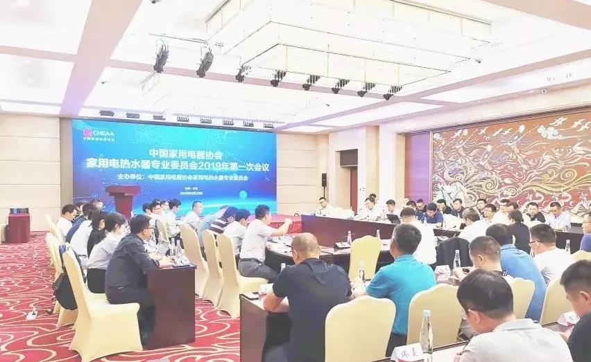 萬(wàn)和當(dāng)選中國(guó)家用電器協(xié)會(huì)電熱水器專委會(huì)副主任委員單位_依瑪壁掛爐不點(diǎn)火