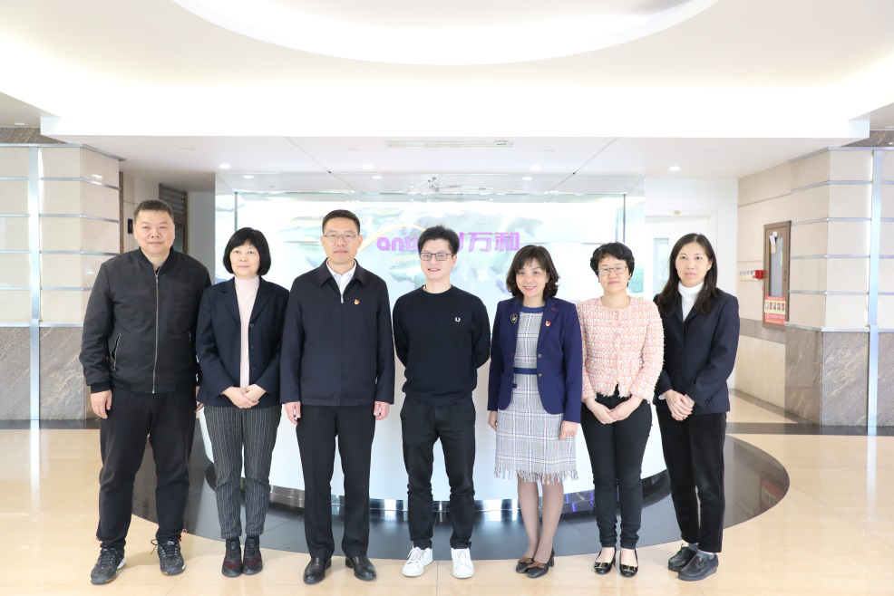 順德區(qū)容桂街道黨工委書記何春云新春送暖進(jìn)萬和！_武漢暖氣片