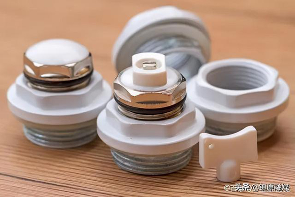 家里暖氣片不熱怎么辦一招解決（家里暖氣片不太熱解決辦法）_空氣能熱水器代理哪個(gè)品牌好一點(diǎn)