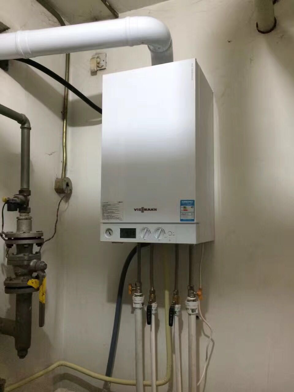 朝陽卓錦萬代別墅菲斯曼冷凝35kw壁掛爐安裝案例_壁掛爐配件批發(fā)