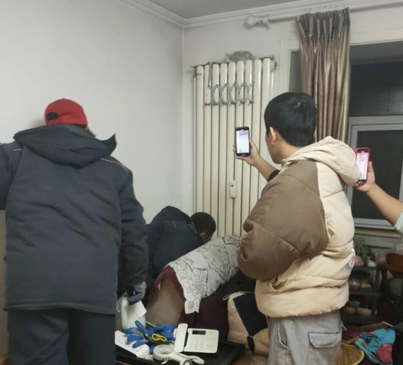 凌晨，樓上暖氣片突然跑水！他們展開一場搶修接力……_暖如家網(wǎng)
